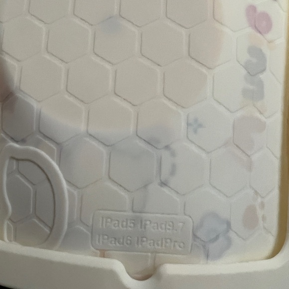 Ipad 5/6/pro Case: Winnie the Pooh new stand - Picture 5 of 5